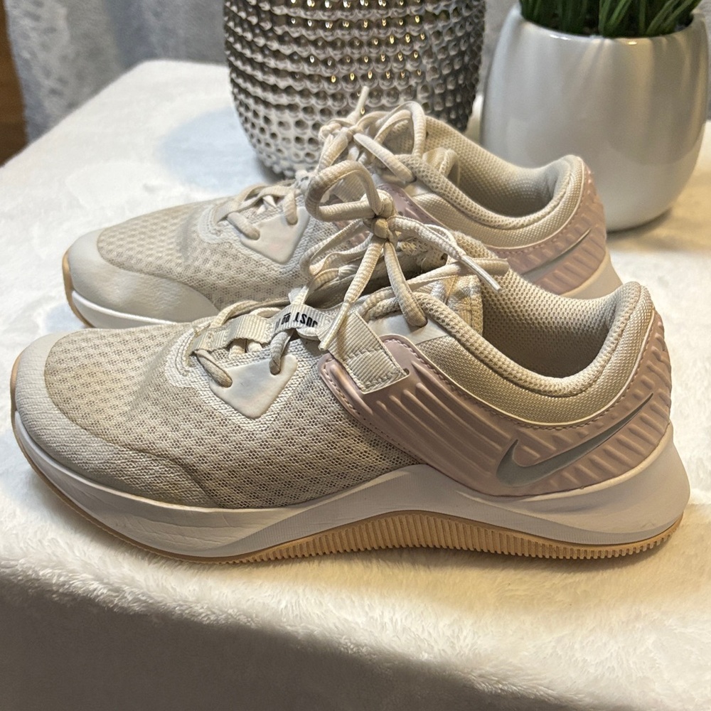 Size 7 Nike MC Trainer Women’s Sneakers platinum tint, metallic silver.